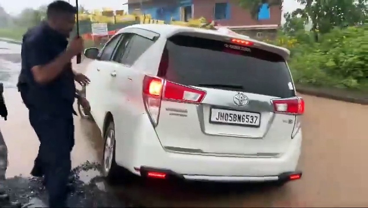 #WATCH | Jharkhand | Union Minister Shivraj Singh Chouhan's car today got stuck in a muddy pothole amid rains today in Baharagora where he was for a public rally