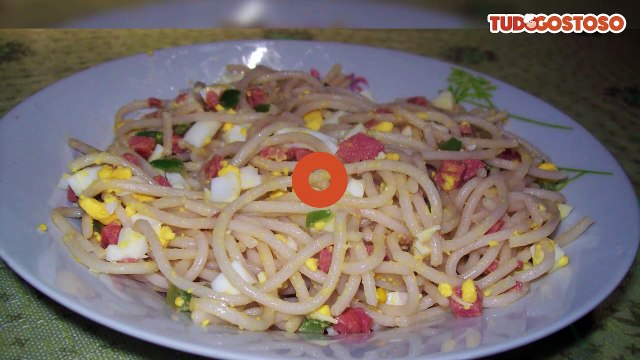 Macarrão com ovos cozidos