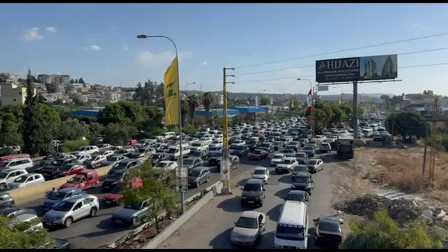 In Libano lunghe code di macchine in fuga dai raid israeliani