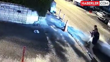 Kontrolden Çıkan Otomobil Yayaların Yanından Geçti