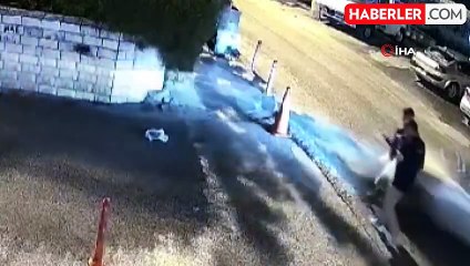 Kontrolden Çıkan Otomobil Yayaların Yanından Geçti