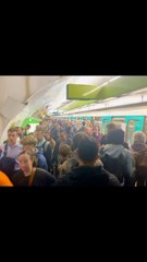 Les #jeuxolympiques2024 sont loins ! #métro et son #flot de #monde #paris2024 … vague #souvenir !