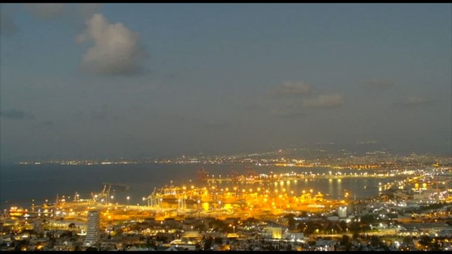 Il momento in cui Israele intercetta missili Hezbollah ad Haifa