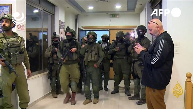 Fuerzas israelíes allanan oficina de Al Jazeera en Cisjordania y ordenan cierre por 45 días