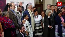 AMLO se fotografía con Elena Poniatowska e integrantes del Consejo Indígena