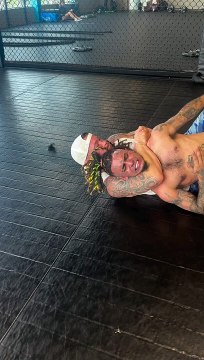 Excampeón de UFC estranguló a un famoso cantante hasta dejarlo inconsciente