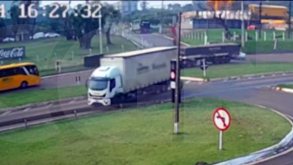 Motociclista "nasce de novo" após caminhão fazer conversão no Trevo da Portal