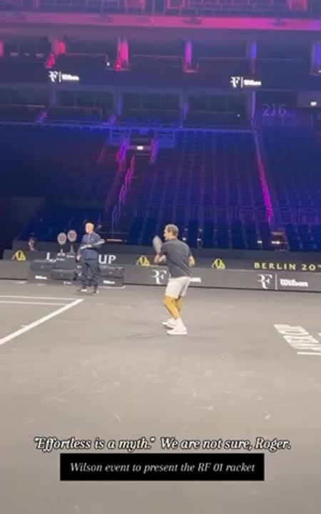 Roger Federer de retour sur un court de tennis !