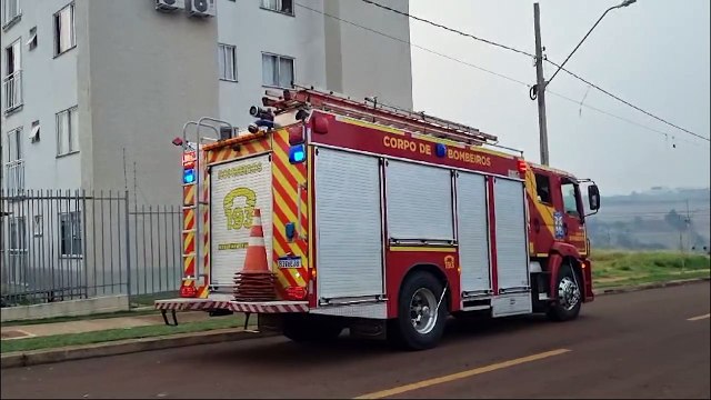 Motor de Corolla pega fogo no estacionamento de prédio e Bombeiros são mobilizados
