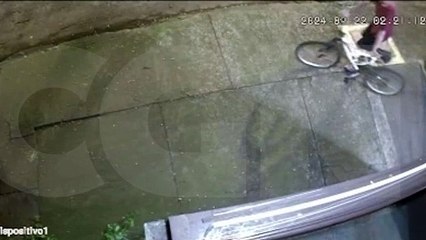 Câmera registra furto de bicicleta em prédio no Cancelli