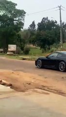 Veículo de luxo pega fogo na rodovia em Porto Camargo, distrito de Icaraíma