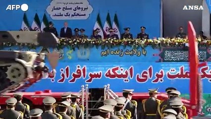 Iran, svelati missile e drone durante la parata delle forze armate