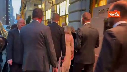 Meloni in abito da sera esce da hotel a NY per andare alla premiazione dell'Atlantic Council