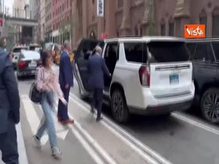 Bill Gates esce dall’hotel dove alloggia anche Giorgia Meloni a New York