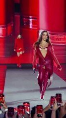 ¡Belinda se cae en pleno desfile de L'Oreal París!