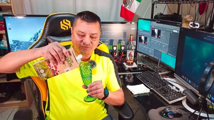 Abriendo una caja de vino blanco Don simon importado de españa enviando saludos a los suscriptores