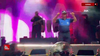 Edirne'de Derya Uluğ'un sahnesinde zabıtadan dans şovu