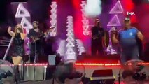 Derya Uluğ konserinde sahneye çıkan zabıta şov yaptı