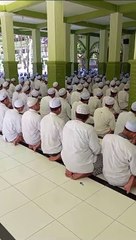 suasana sholat jamaah di pondok bikin adem