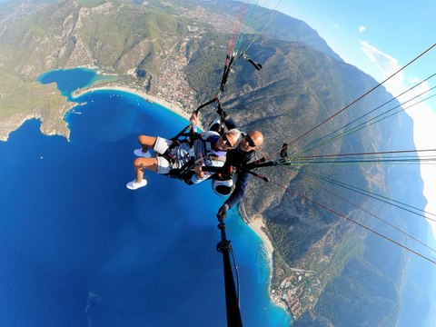 İki Hollandalı turist Fethiye’de yamaç paraşütü yaptı!