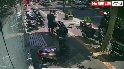 Kontrolden çıkan araç kaldırıma daldı: 3 kişi ölümden kıl payı kurtuldu
