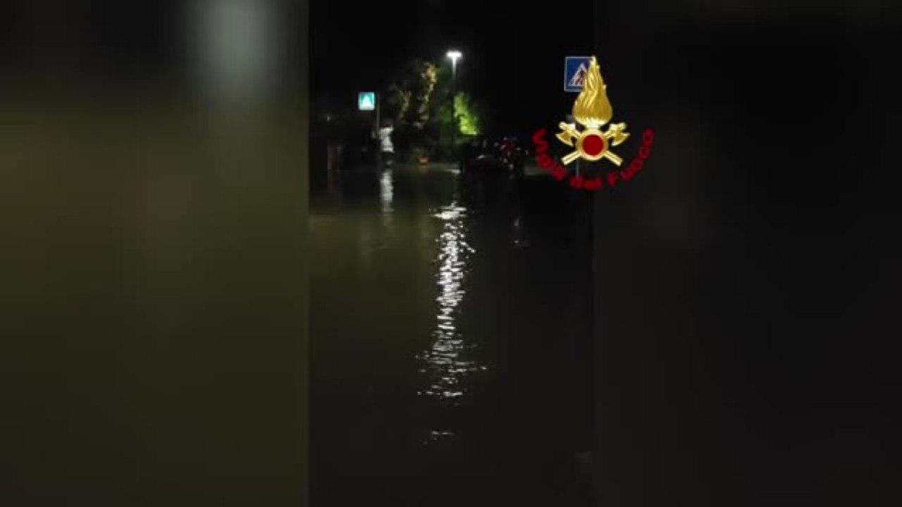Veneto, il video degli interventi dei vigili del fuoco per il maltempo: le evacuazioni per i fiumi esondati