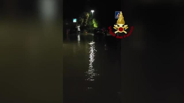 Veneto, il video degli interventi dei vigili del fuoco per il maltempo: le evacuazioni per i fiumi esondati