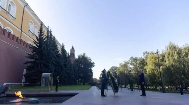 TBMM Başkanı Kurtulmuş, Moskova’daki Meçhul Asker Anıtı’na çelenk bıraktı