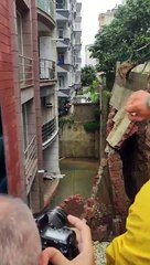 Duvar apartmana yıkıldı