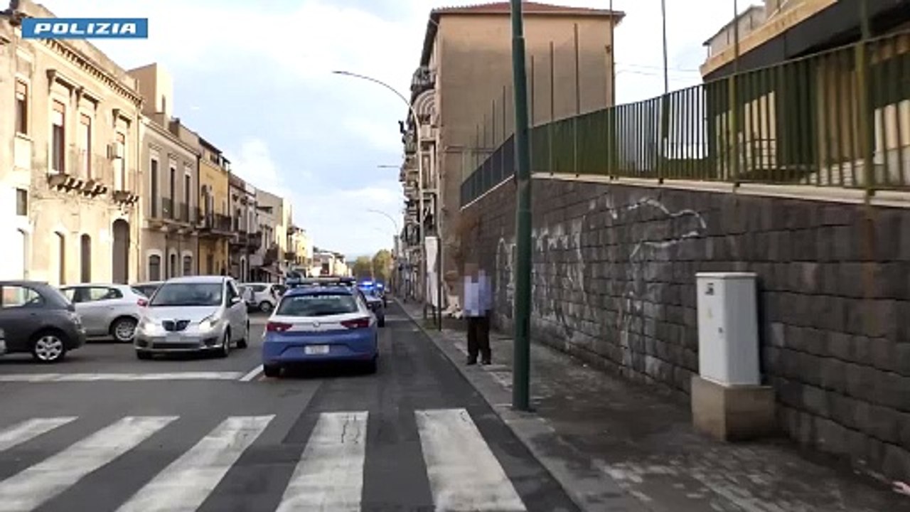 Fugge con 2,2 chili droga e in casa ha cocaina e crack, arrestato a Catania