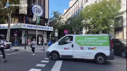 Nueva ocurrencia de Ortega-Smith: furgoneta y pitidos en la sede del PP