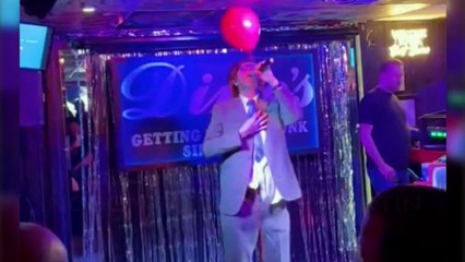 Parrucca e occhiali da nerd: lo show in incognito di Chris Martin al karaoke