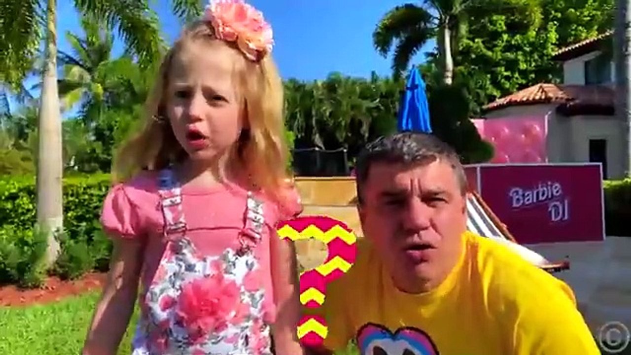 Nastya_turns_into_princesses_while_playing_magic_candy_shop(360p)