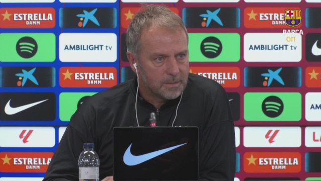 Dejó a la prensa atónita: Flick tuvo que levantarse en plena rueda de prensa urgentemente