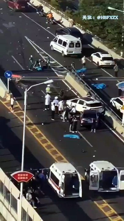 Video: Conductor perdió el control de su automóvil, arrasó con motos y bicicletas
