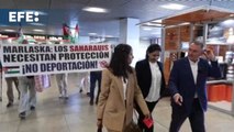 Tesh Sidi y Enrique Santiago intentan visitar a los saharahuis retenidos en el aeropuerto de Barajas