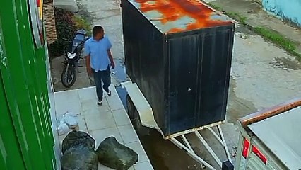 Furto de motocicleta em porta de residência é flagrado por câmara de segurança em Maceió