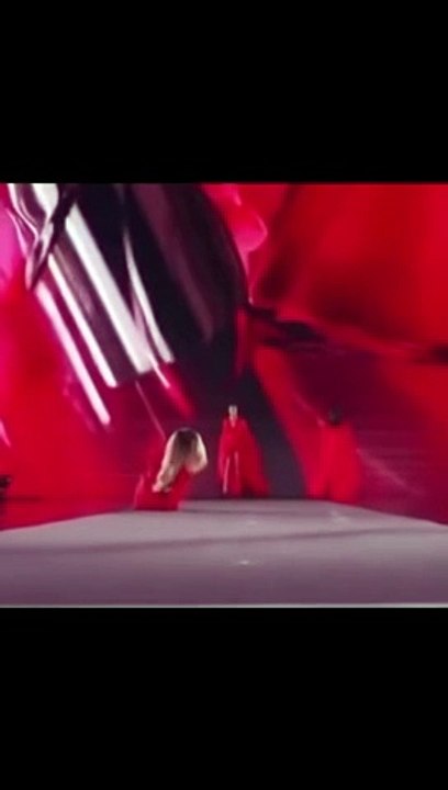 ¡La cantante Belinda sufrió una caída y a su rescate llegó Anitta quien se encontraba en la misma pasarela!