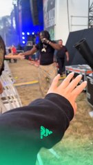 Gazo vient saluer ses fans avec le sourire 