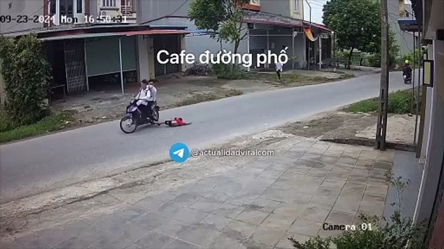 VIDEO: Niño es atropellado por una motocicleta al cruzar la calle sin precaución