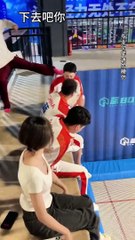 One person will give you a kick to keep you still. Internet celebrity trampoline. Please do not imi.