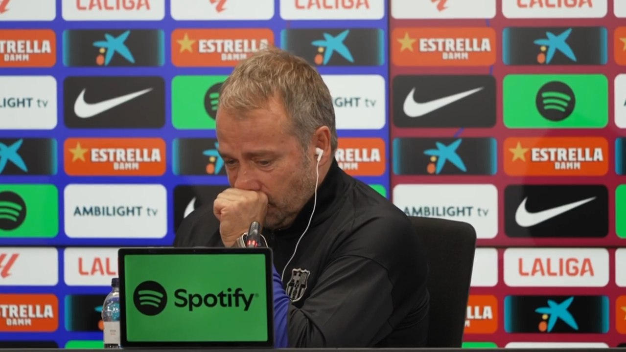 Kuriose Szene: Flick muss wegen Hustenanfall PK unterbrechen