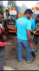 惊险一幕：车辆失控冲向收费站，差点撞上油槽卡车🚧