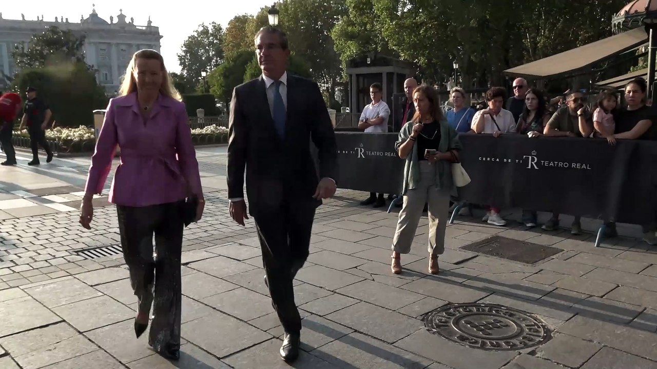Pedro López-Quesada y Cristina de Borbón: cita en el teatro y detalles de la luna de miel de su hija