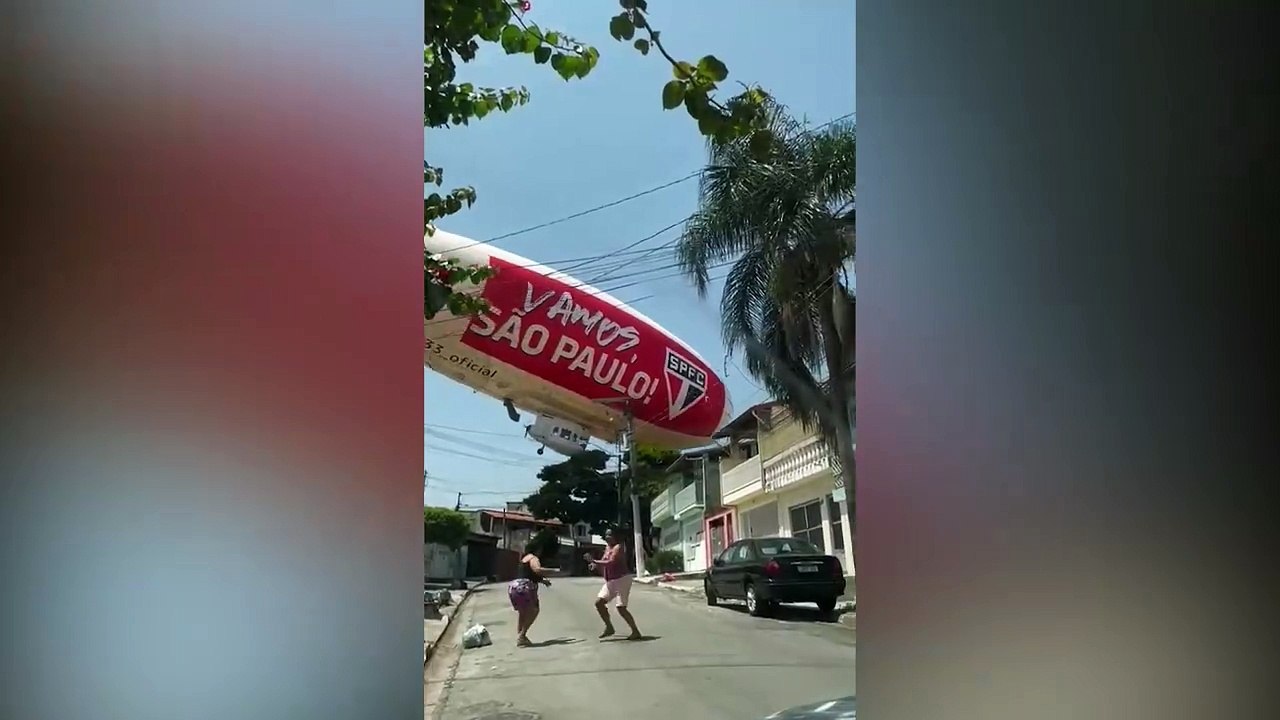 Balão dirigível com escudo do São Paulo cai em cima de casas em SP