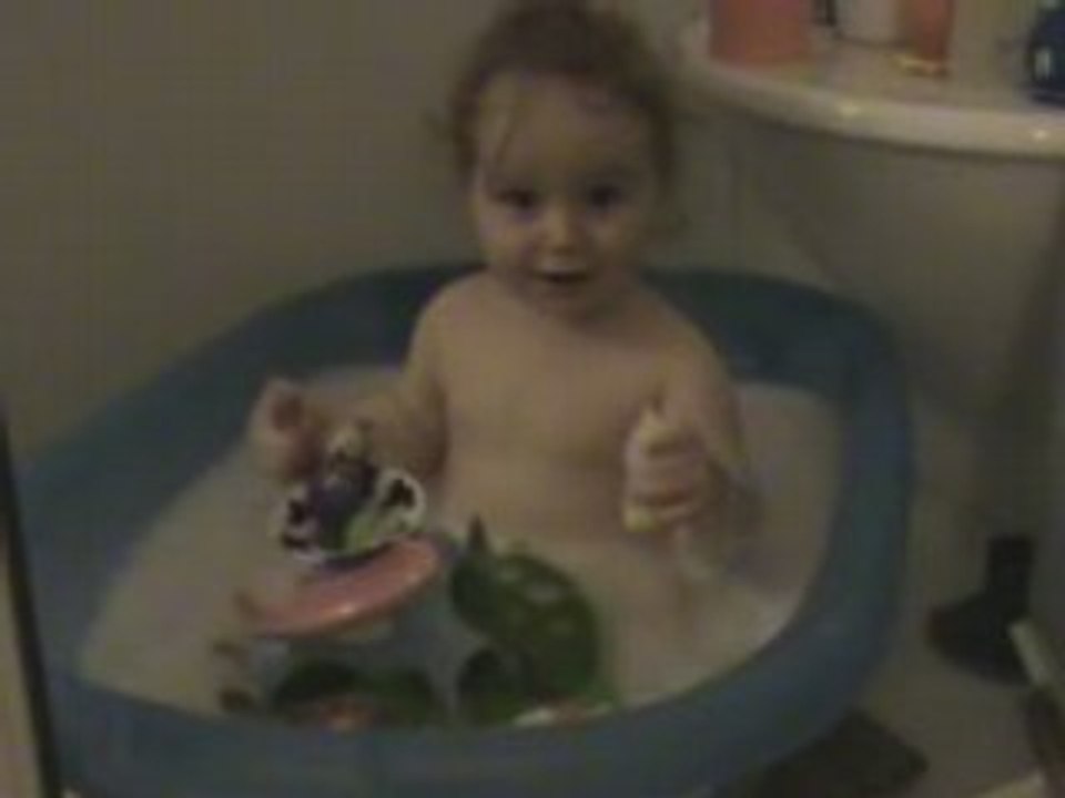 lola prend son bain