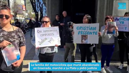 La familia del motociclista que murió abandonado en Ensenada, marchó a La Plata y pidió justicia
