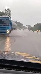 BR-116: Chuva se acumula e trecho da rodovia tem água sobre a pista no Sul do RS