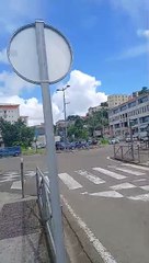 Les forces de l'ordre filtrent l'entrée du centre ville de Fort-de-France