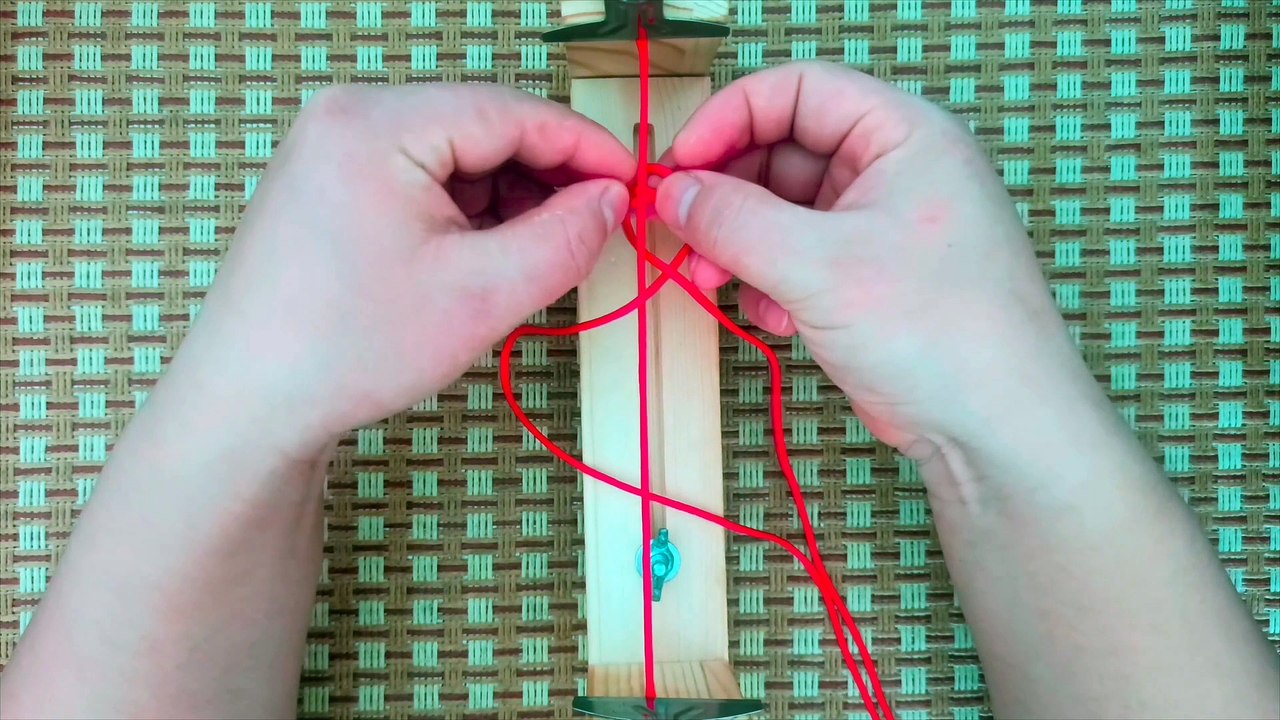 One minute to teach you how to braid Chinese knot two-way flat knot video basic tutorial